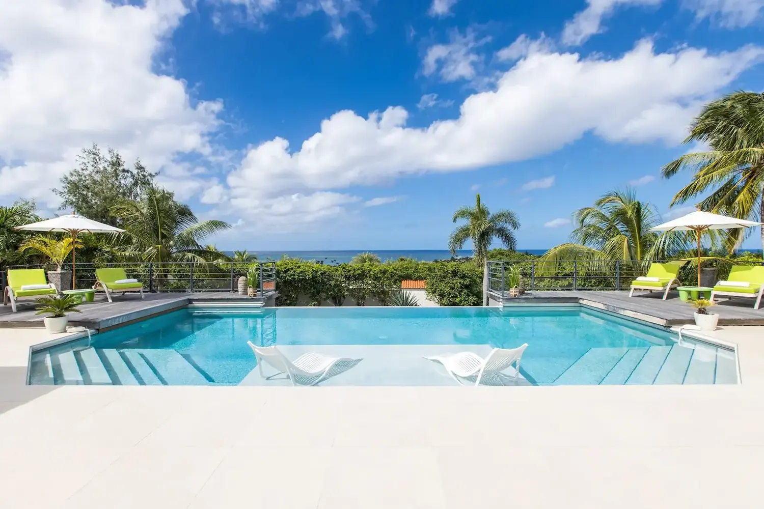 Villa Giselle aux Terres Basses, piscine face à la mer
