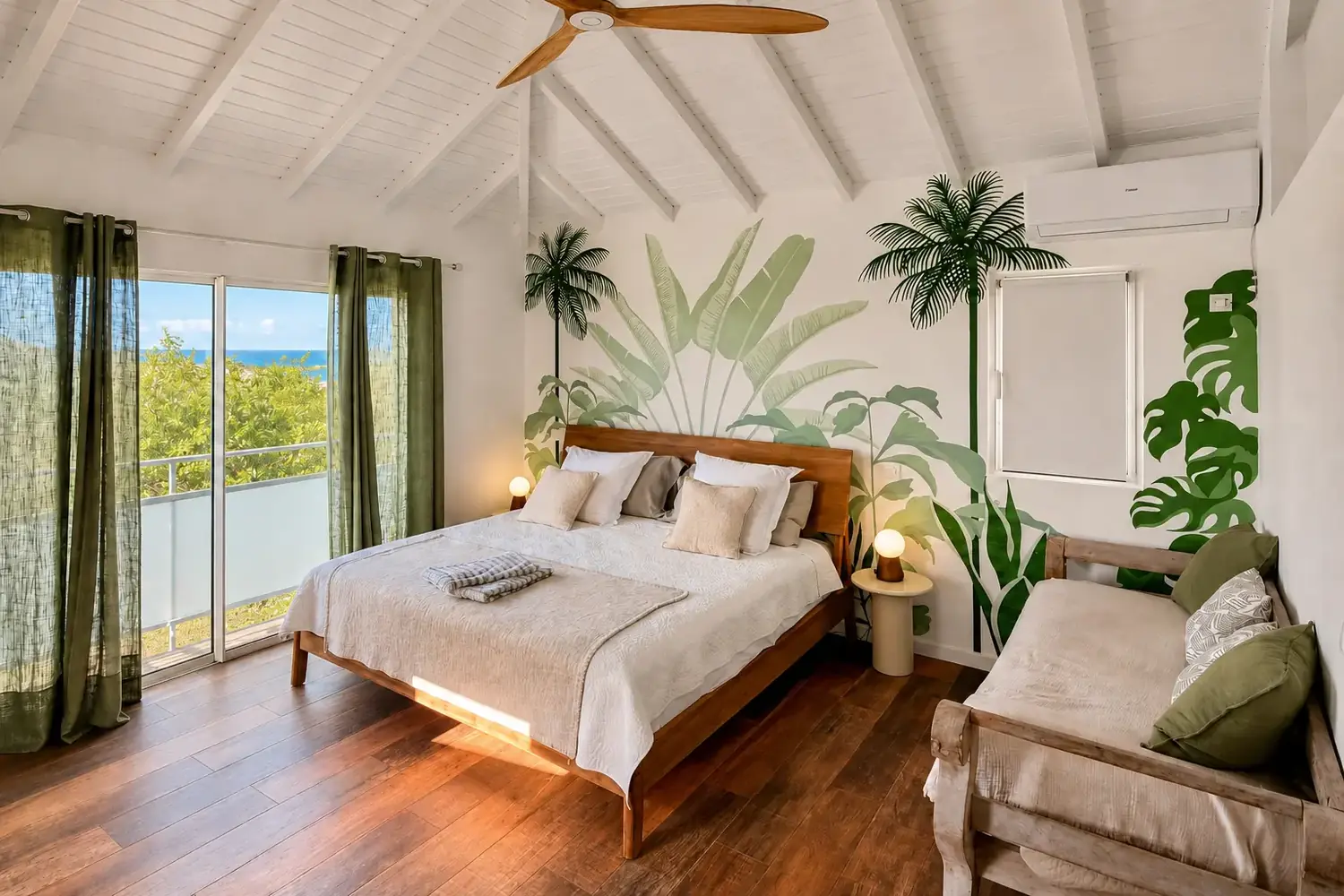 Bright bedroom with sea view in Saint Martin