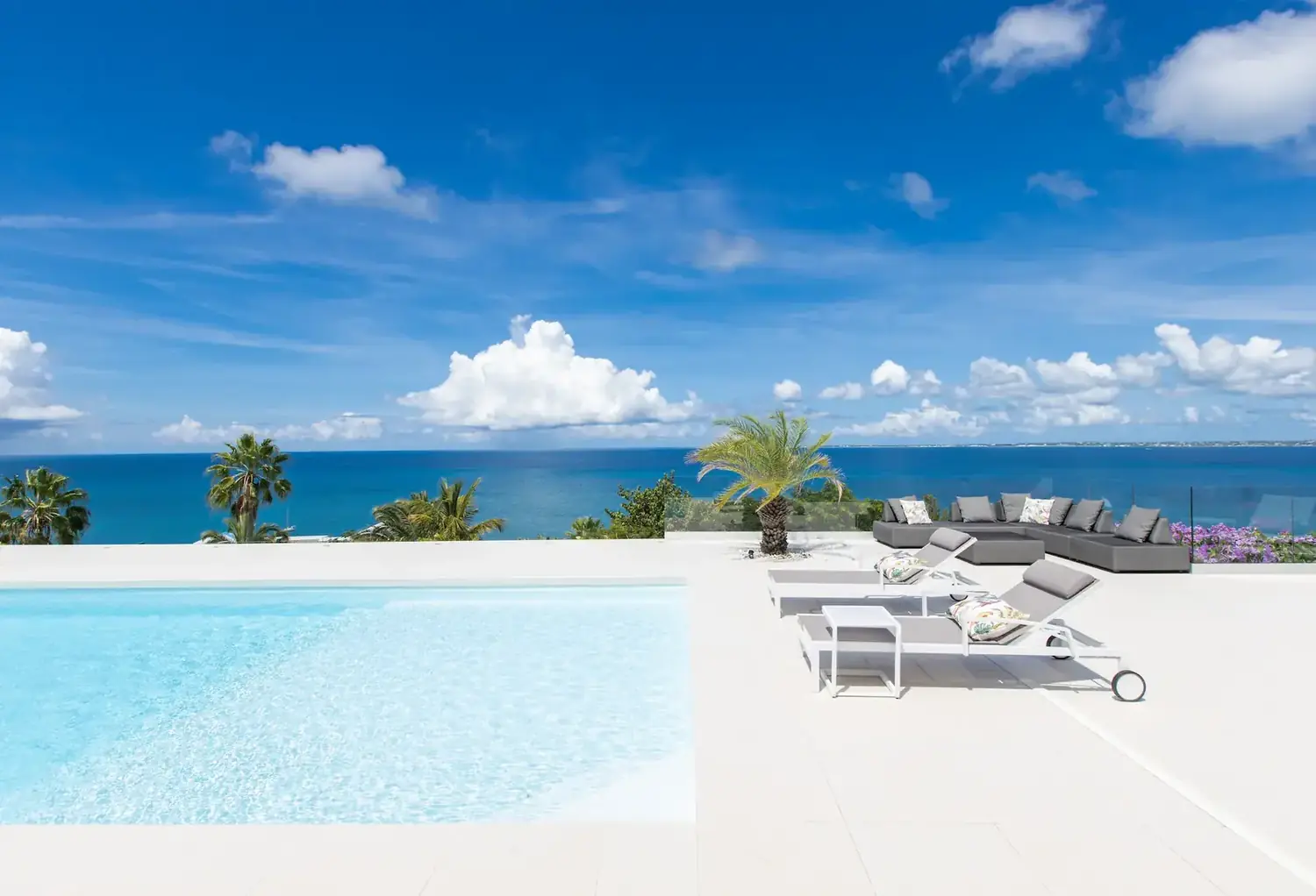 Pool and panoramic sea view at Villa L’Heure Bleue in Happy Bay