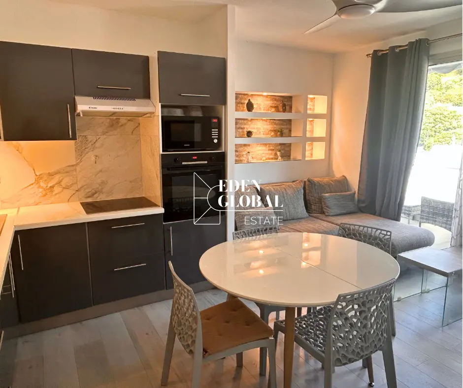 Séjour et cuisine équipée de l’appartement à Marigot