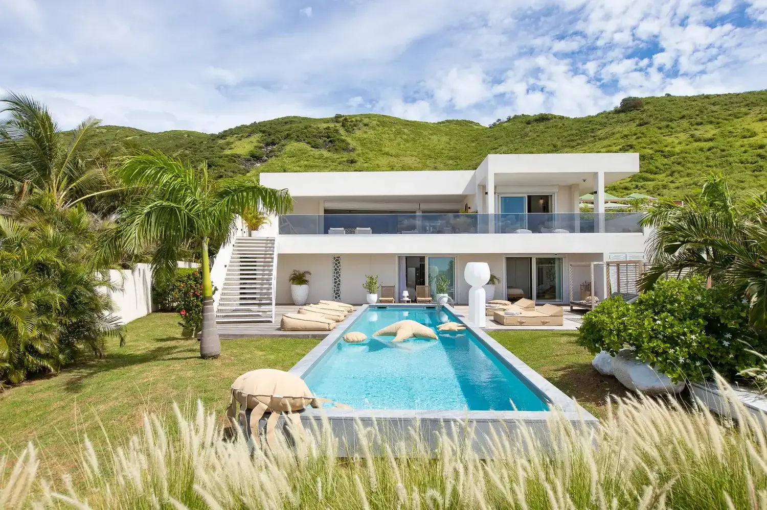 Villa Vogue Art with a pool near Orient Bay